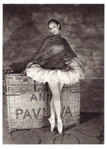 Postcard / James Abbe / Anna Pavlova, Théâtre Champs Élysées, Paris 1927