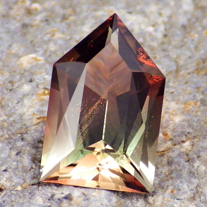 GREEN-PINK-RED MULTICOLOR SCHILLER OREGON SUNSTONE 3.10Ct FLAWLESS-FOR TOP JEWEL